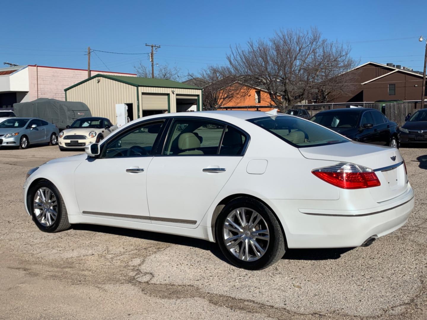 2011 White /Tan Hyundai Genesis 4.6L (KMHGC4DF1BU) with an 4.6L V8 DOHC 32V engine, Automatic transmission, located at 1830 North Belt Line Road, Irving, TX, 75061, (469) 524-0199, 32.834373, -96.993584 - Photo#5